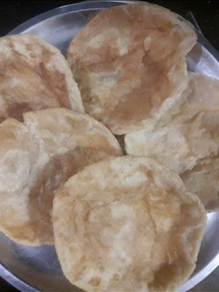 पूरी (poori recipe in Hindi) रेसिपी मुख्य फोटो