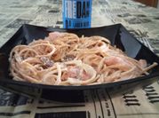 Una foto de pasta integral salmón