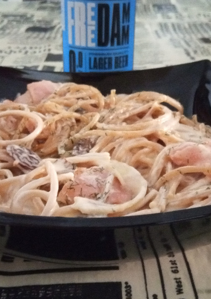 Una foto de Espaguetis Integrales con Salmón Ahumado y Pasas en Salsa de Salmón y Ostras