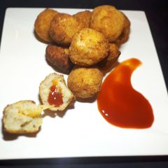 A picture of Cheesy Potato balls.