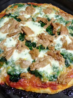 Una foto de Pizza de atún y espinacas con masa de orégano