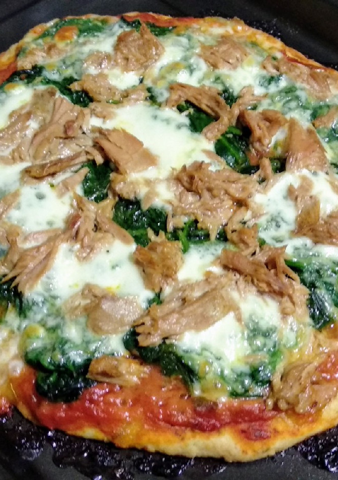 Una foto de Pizza de atún y espinacas con masa de orégano