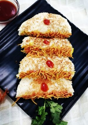 चीज़ी मून सैंडविच (Cheese moon sandwich recipe in hindi) रेसिपी मुख्य फोटो
