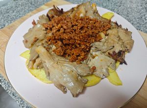 Una foto de Setas con picadillo, salsa Cabrales y patatas