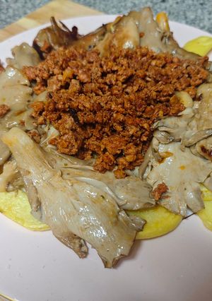 Una foto de Setas con picadillo, salsa Cabrales y patatas