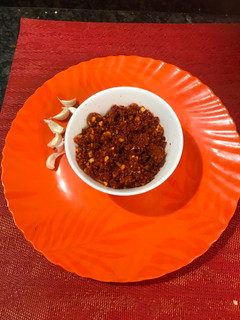 लसुन चटणी (lasuni chutney recipe in marathi) रेसिपी चे मुख्य फोटो