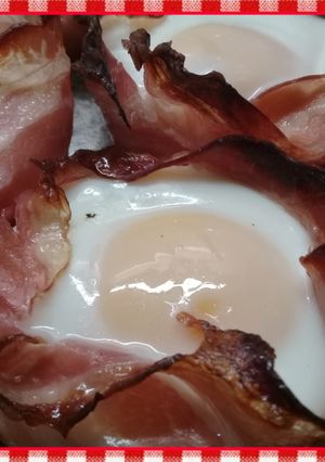Una foto de Canastitas de panceta y huevo