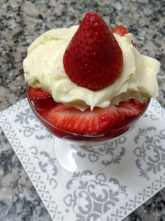 Una foto de Frutillas con crema chantilly
