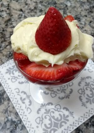 Una foto de Frutillas con crema chantilly
