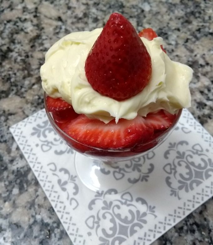 Una foto de Frutillas con crema chantilly