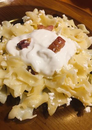 Túrós tészta, sült kolozsvári szalonnával 🥓 recept fotója