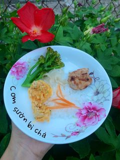 Hình của món Cơm sườn bì chả cho bé ăn dặm.
