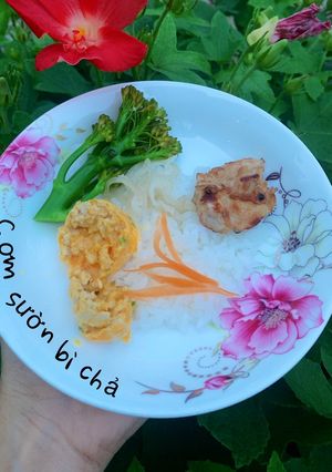 Hình của món Cơm sườn bì chả cho bé ăn dặm.
