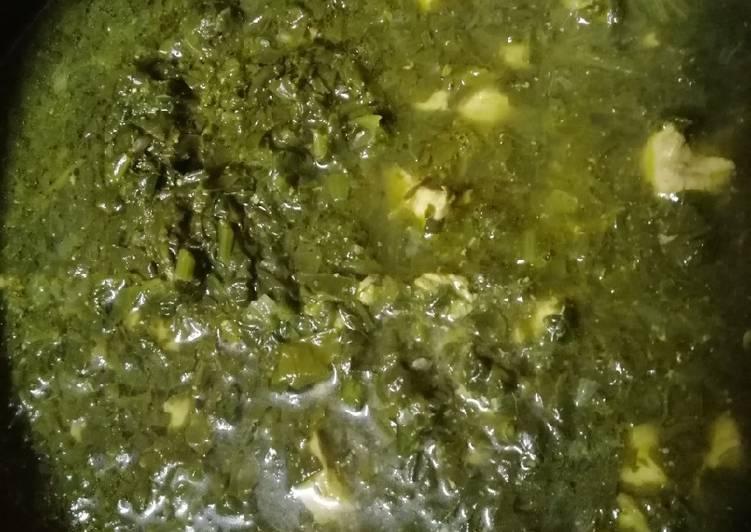شوربة السبانخ مع قطع الدجاج