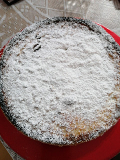 Una foto de Torta de ricotta con pasas y vino blanco