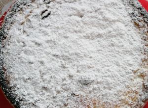 Una foto de Torta de ricotta con pasas y vino blanco