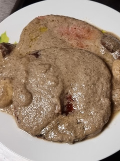 Una foto de Hamburguesas guisadas en salsa de champiñones