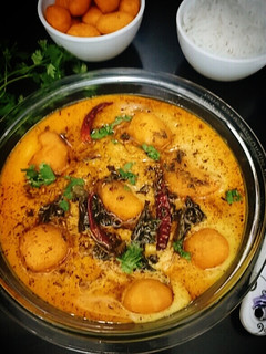गुजराती पकौड़ा कढ़ी (gujarati pakoda kadhi recipe in Hindi) रेसिपी मुख्य फोटो