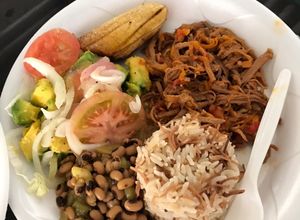 Una foto de Carne mechada con frijoles cabeza negra