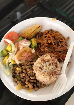 Una foto de Carne mechada con frijoles cabeza negra