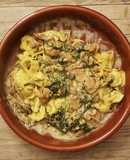 Tortelloni con salsa blanca de Queso, Setas, Nueces y Espinacas
