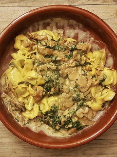 Una foto de Tortelloni con salsa blanca de Queso, Setas, Nueces y Espinacas
