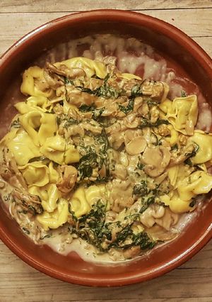 Una foto de Tortelloni con salsa blanca de Queso, Setas, Nueces y Espinacas