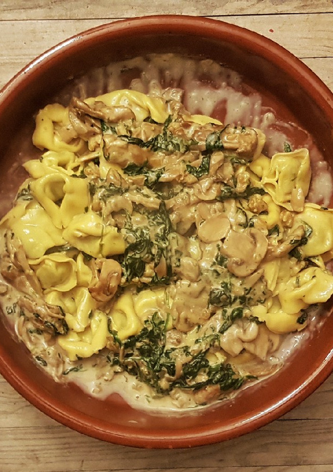 Una foto de Tortelloni con salsa blanca de Queso, Setas, Nueces y Espinacas