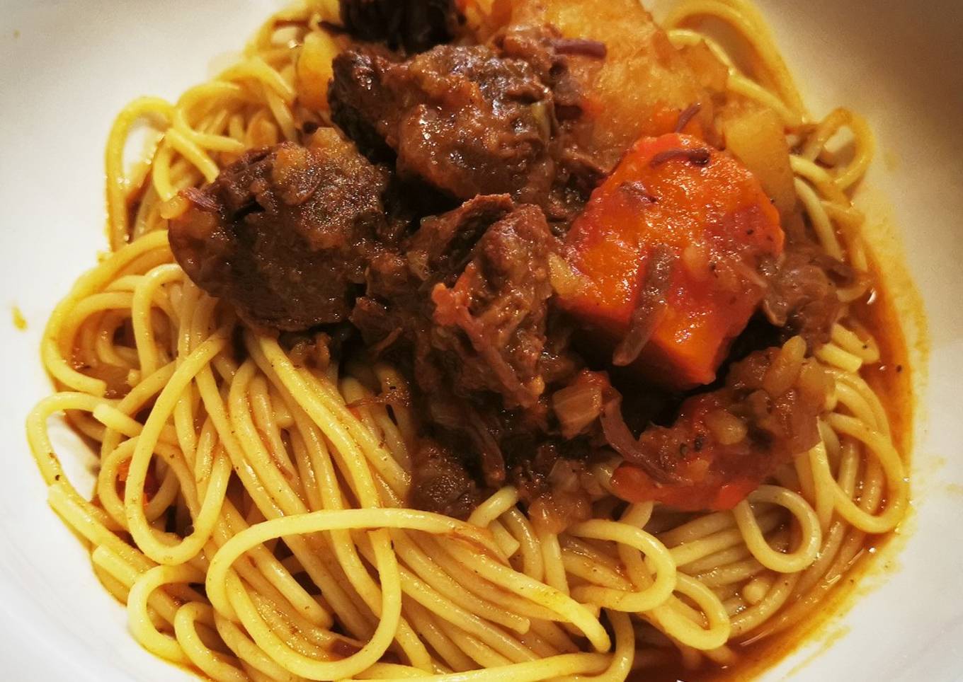 Espaguetis con Carne Estofado