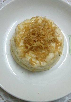 Hình của món Bánh bông lan làm bằng chảo không dính, ăn với sốt trứng muối.