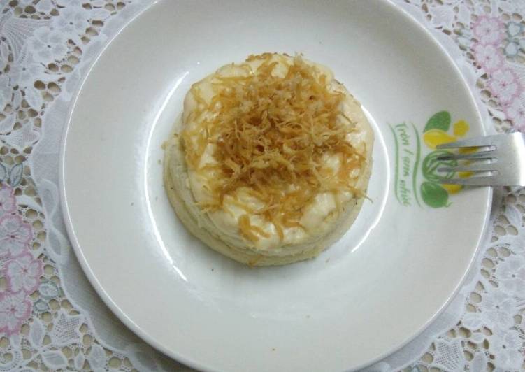Bánh bông lan làm bằng chảo không dính, ăn với sốt trứng muối