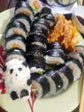 Sushi y onigiri hecho en casa