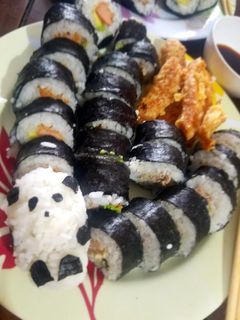 Una foto de Sushi y onigiri hecho en casa