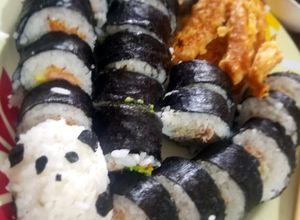 Una foto de Sushi y onigiri hecho en casa