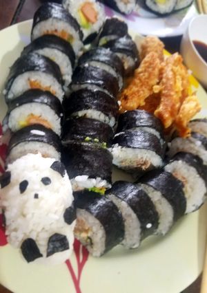 Una foto de Sushi y onigiri hecho en casa