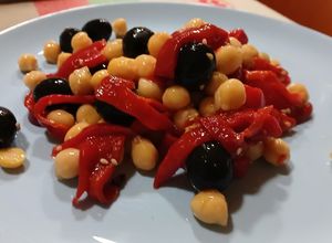 Una foto de Ensalada de garbanzos de bote, piquillos y aceitunas negras