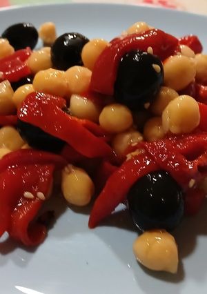 Una foto de Ensalada de garbanzos de bote, piquillos y aceitunas negras