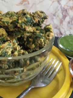 पालक भजी (palak bhaji recipe in marathi) रेसिपी चे मुख्य फोटो