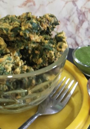 पालक भजी (palak bhaji recipe in marathi) रेसिपी चे मुख्य फोटो 