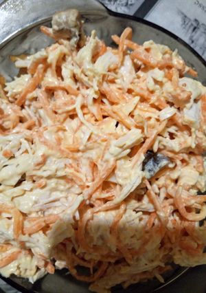 Фото Салат с корейской морковкой, курицей и грибами.