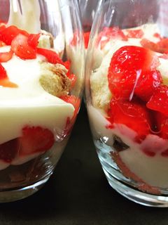 Foto di Dolcetti alle fragole in bicchiere