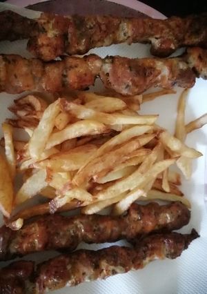 Φωτογραφία της συνταγής Χοιρινά καλαμάκια με πατάτες τηγανιτές