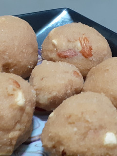 गोंद के लड्डू (gond ke laddu recipe in Hindi) रेसिपी मुख्य फोटो