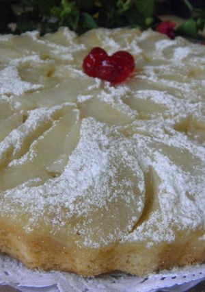 Una foto de Torta invertida de peras