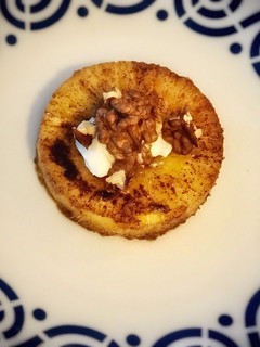 Una foto de Piña asada con requesón