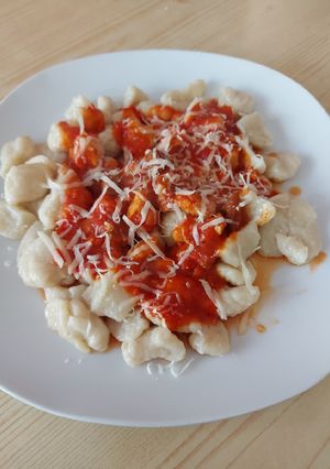 Una foto de Ñoquis con salsa