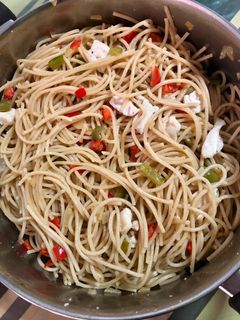 Una foto de Espaguetis integrales con verduras