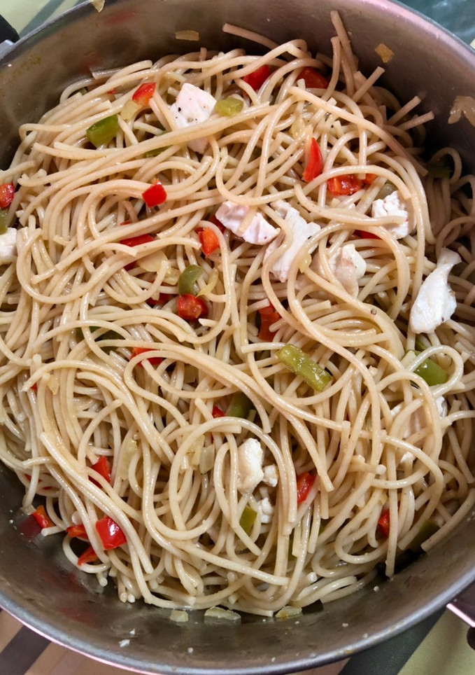 Una foto de Espaguetis integrales con verduras