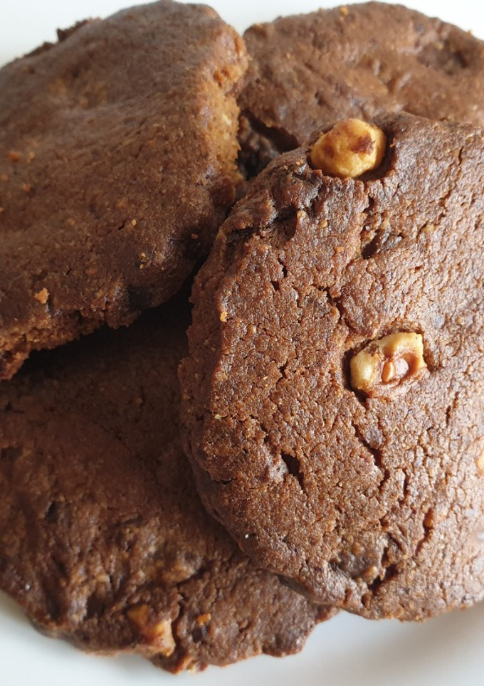 Una foto de Galletas de chocolate blanco y avellanas