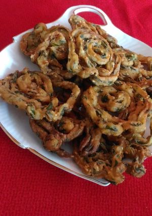A picture of Spinach butter chakali.